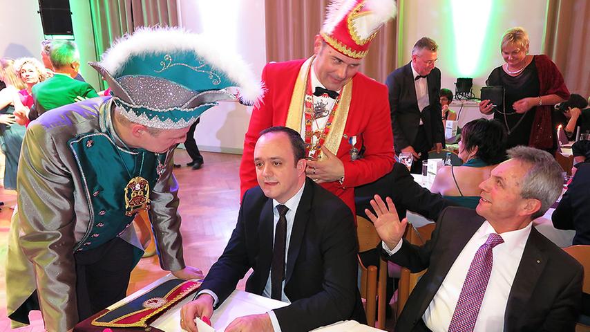 Die Benefiz-Gala der Treuchtlinger Karnevalisten ist nicht nur Tanz und Spiel, sondern auch ein Stelldichein der Lokalprominenz - hier MdL Manuel Westphal (2. von links) und sein Vater, Landrats-Vize Robert Westphal (rechts), mit Prinz Matthias I. und Präsident Markus Bartel.