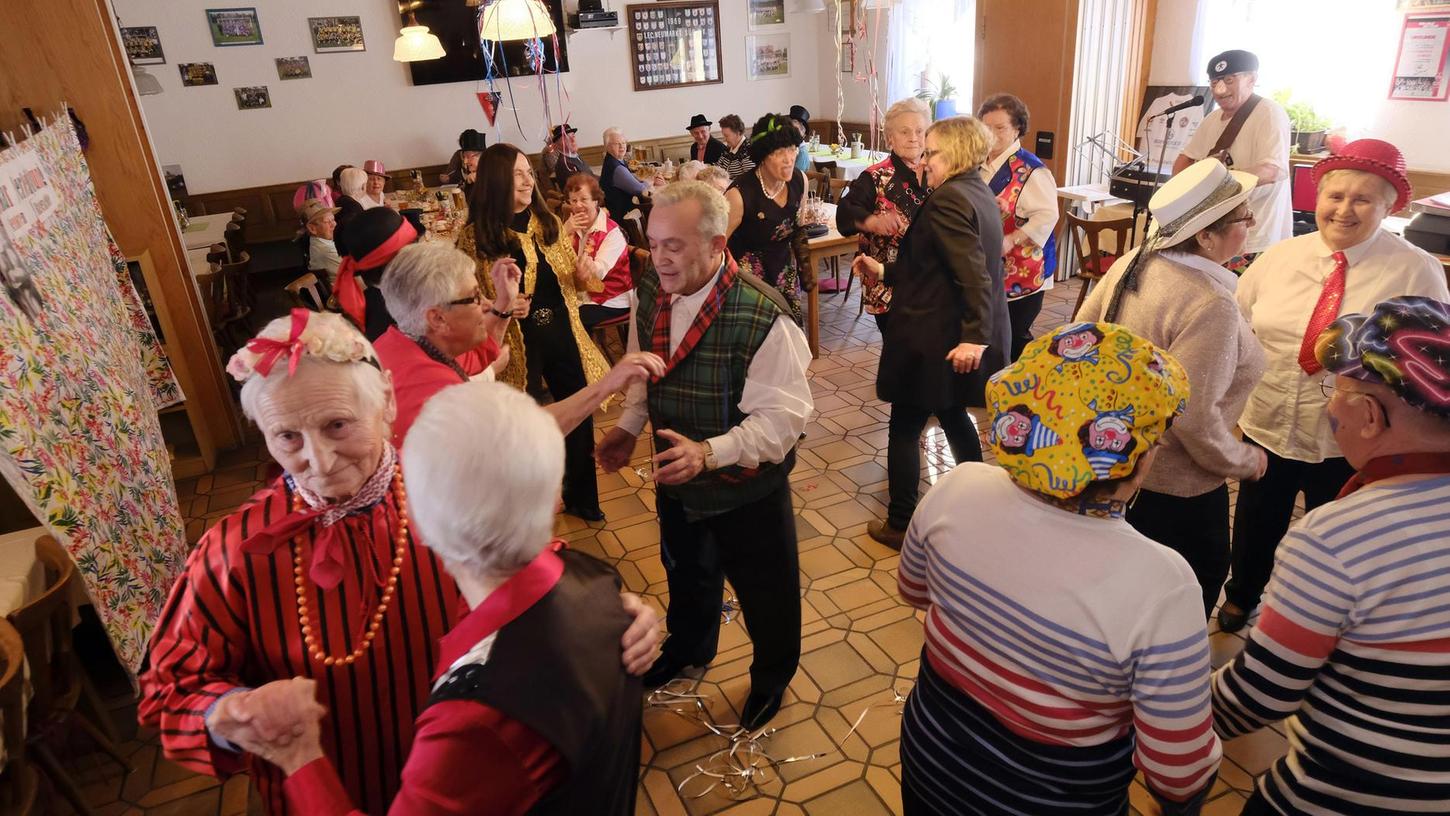 Sie ließen sich nicht lange zum Tanz bitten: die Besucher beim Seniorenfasching von St. Pius.