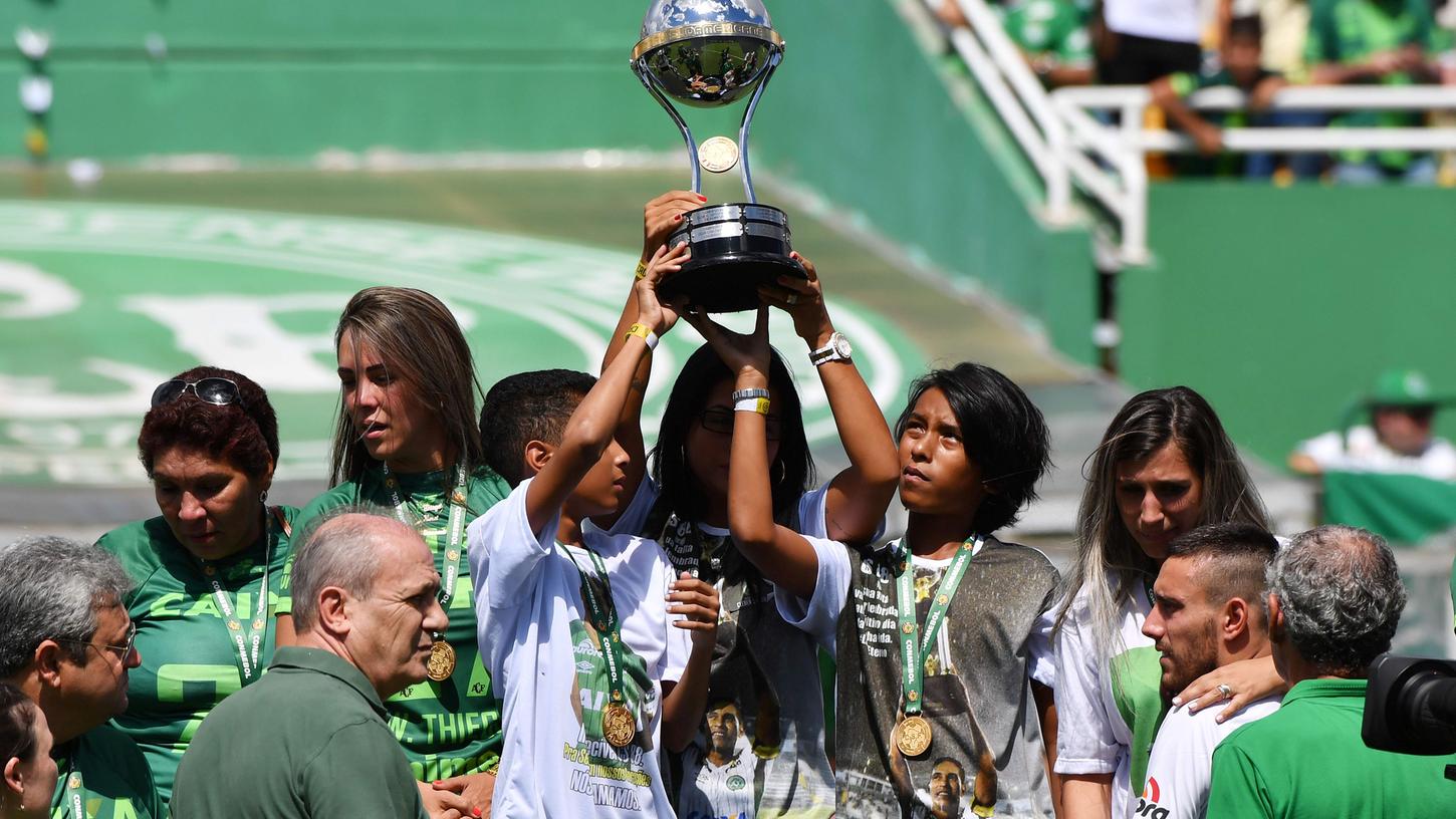 Die Witwen der gestorbenen Mitspieler und die Kinder der Fußballer bekamen bei dem Spiel die Siegermedaillen der Copa überreicht.
