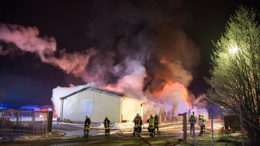 Gebäude neben Biogasanlage ein Raub der Flammen 