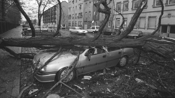 Am zweiten Weihnachtstag 1999 fegte Orkan Lothar mit Spitzenböen von über 200 Stundenkilometern über Frankreich, die Schweiz und Südwestdeutschland hinweg und hinterließ eine Schneise der Verwüstung. Der gewaltige Sturm forderte über 100 Todesopfer. 17 der über 100 Opfer kamen in Deutschlands Südwesten ums Leben: von Dachziegeln getroffen, in ihren Autos begraben, erschlagen von Bäumen. In Bayern fielen dem Orkan 4,3 Millionen Festmeter Wald zum Opfer. Jahrhundertalte Bäume knickten ab wie Streichhölzer. Nach Angaben der Bahn kam der Zugverkehr in Südbayern zum erliegen. Auch durch die Region hat das Orkantief kräftig geblasen. In der Schnieglinger Straße in Nürnberg stürzte ein Baum auf ein parkendes Auto.