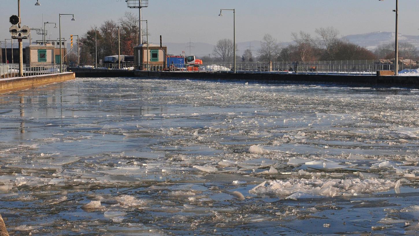 Eine dicke Eisschicht hat die Schifffahrt auf dem Main-Donau-Kanal zum Erliegen gebracht.