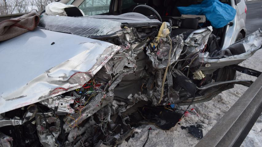 Kollision mit Autotransporter:  Pkw-Fahrerin lebensgefährlich verletzt
