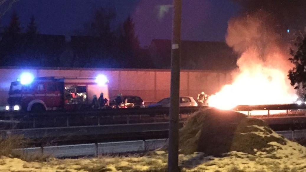 Innerhalb weniger Minuten stand das Fahrzeug komplett in Flammen.