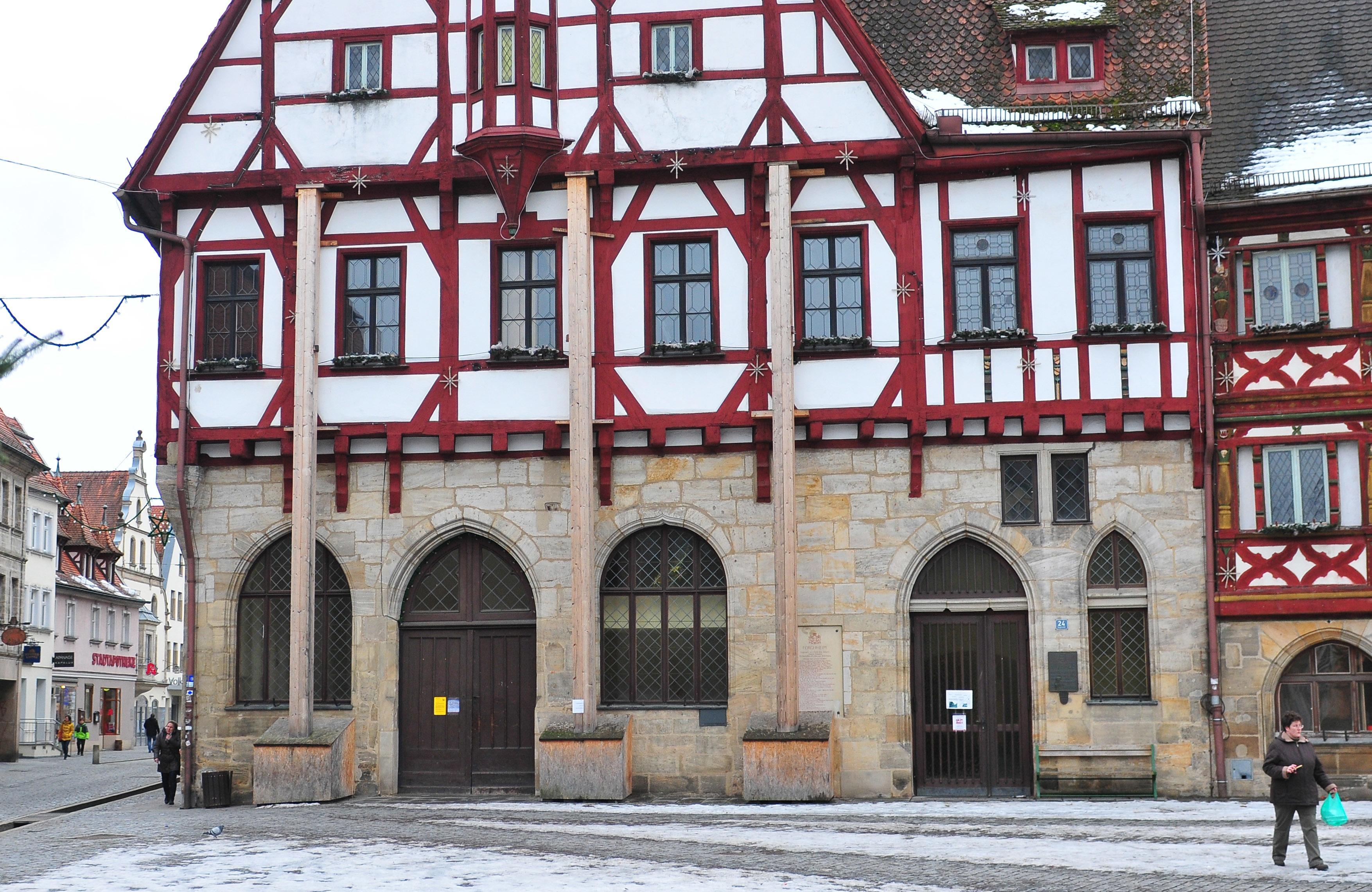Das Rathaus erfuhr in seiner über 500-jährigen Geschichte sehr viele Veränderungen. Die abträglichsten jedoch erst in den 1960ern: Der Einbau des heutigen Treppenhauses wurde mit folgenschweren Eingriffen in die tragende Konstruktion erkauft. Unter anderem deswegen neigte sich die Nordfassade immer mehr dem Rathausplatz zu und muss seit Jahr und Tag abgestützt werden.