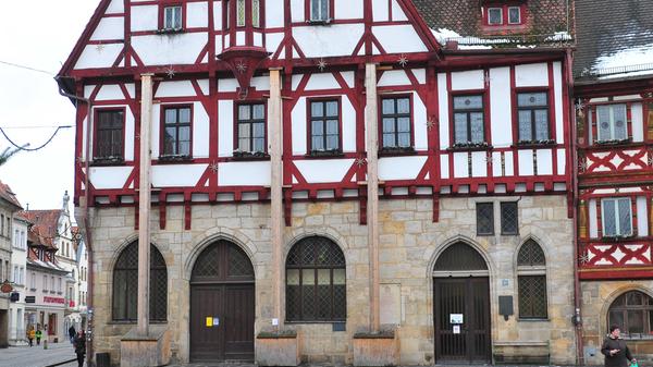 Das Rathaus erfuhr in seiner über 500-jährigen Geschichte sehr viele Veränderungen. Die abträglichsten jedoch erst in den 1960ern: Der Einbau des heutigen Treppenhauses wurde mit folgenschweren Eingriffen in die tragende Konstruktion erkauft. Unter anderem deswegen neigte sich die Nordfassade immer mehr dem Rathausplatz zu und muss seit Jahr und Tag abgestützt werden.