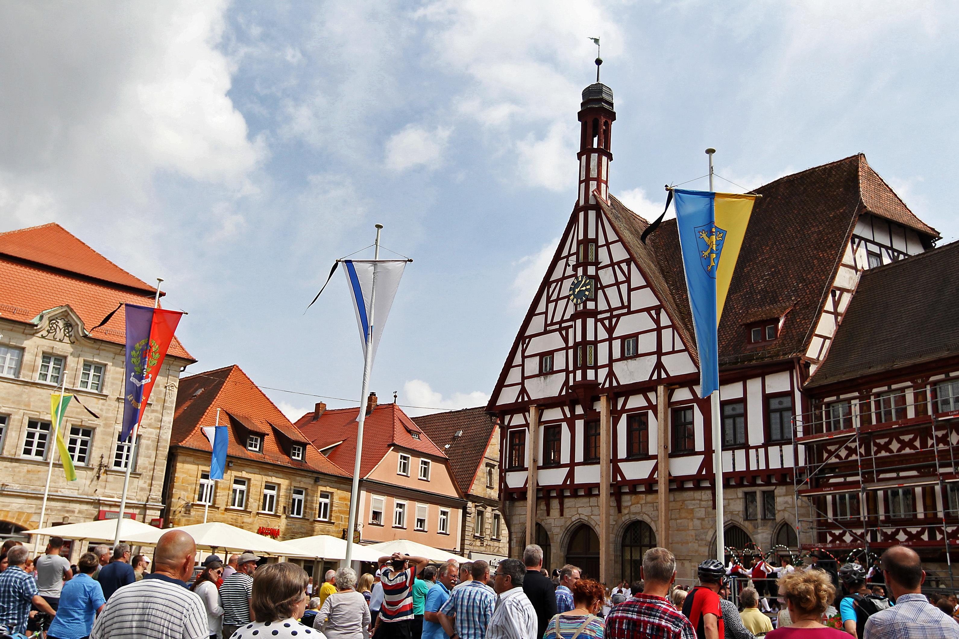Das Gemäuer des Forchheimer Rathauses ist genauso wenig einheitlich wie sein Innenleben: Der Komplex wurde über mehrere Jahrhunderte in insgesamt fünf großen Bauetappen errichtet. Los ging es 1402 mit dem Hauptbau. Damit ist unser Rathaus das älteste Fachwerk-Rathaus in Franken.