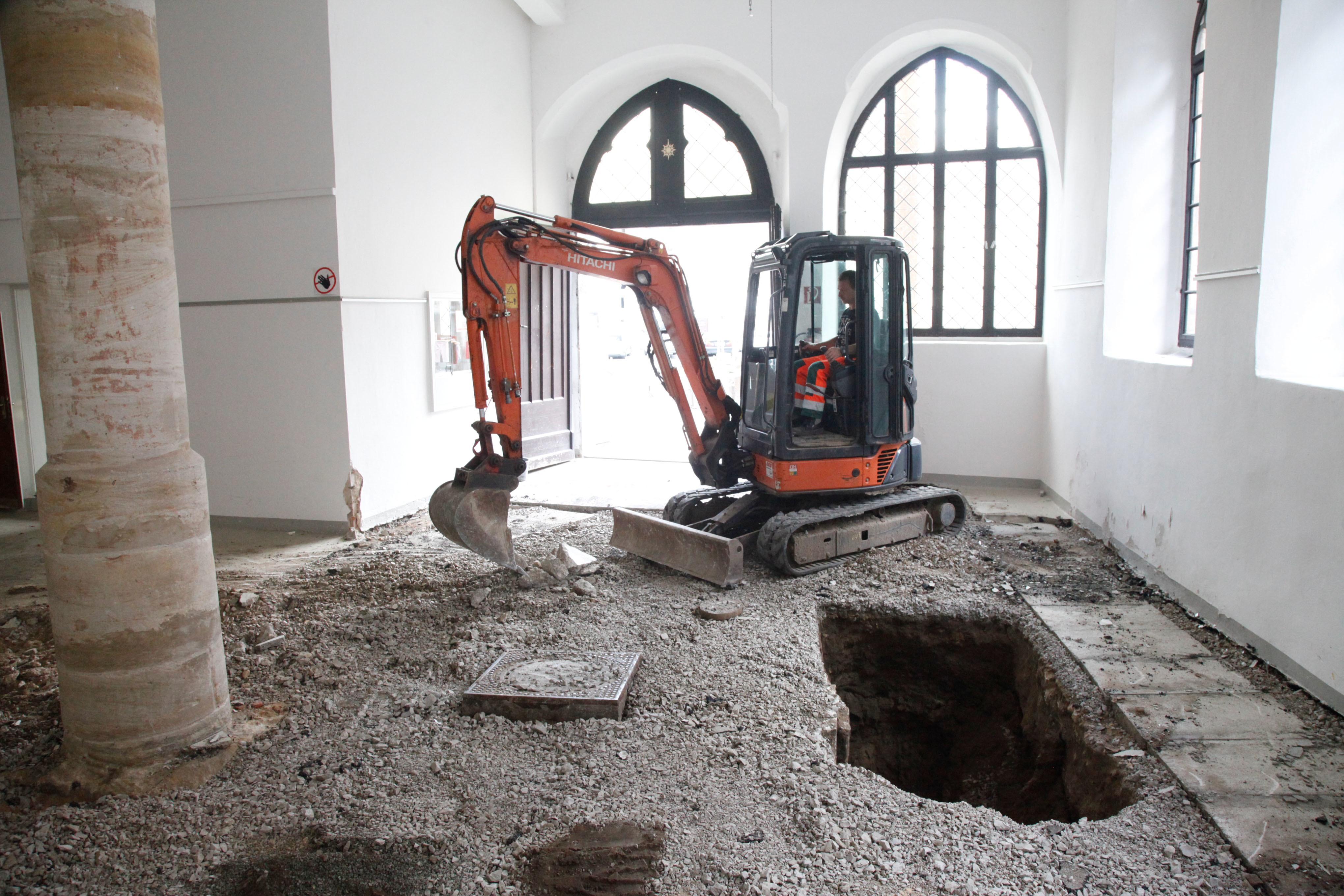 Die Unterwelt des ehemaligen Ausstellungsraumes wird weiter erforscht. Hier sind noch Reste eines Vorgängerbaus zu erwarten. Man darf gespannt sein.