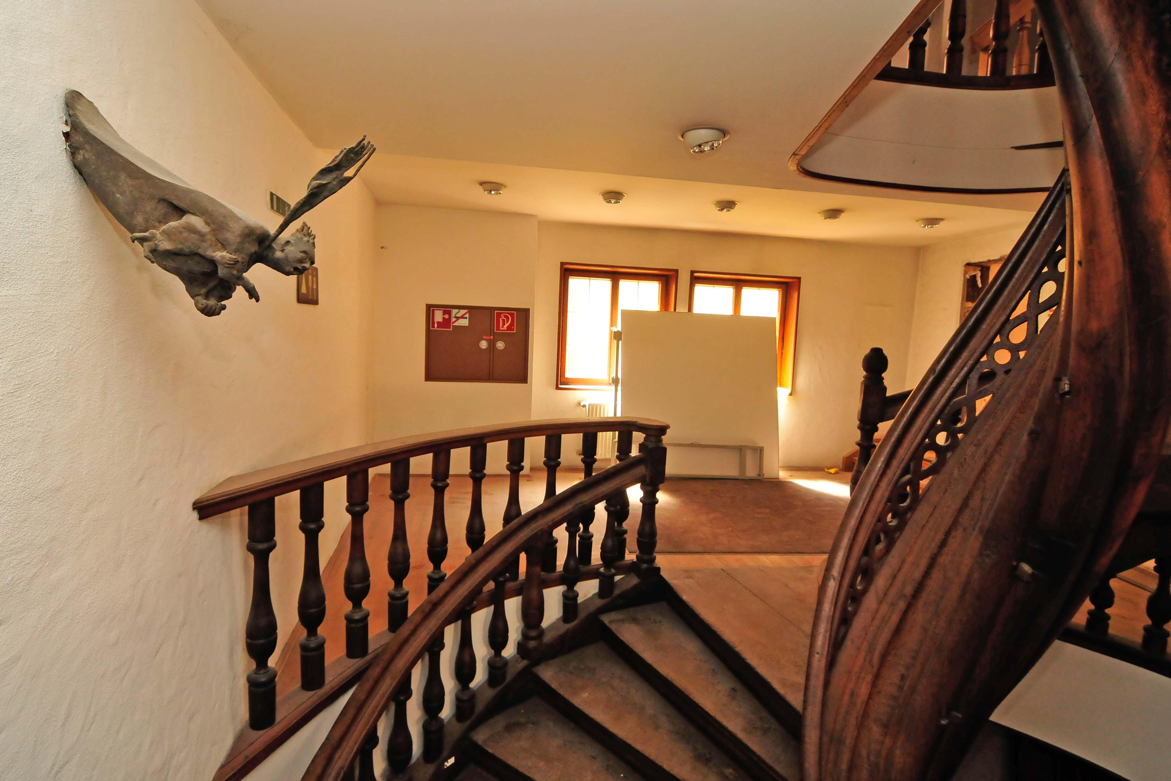 Die alte, hölzerne Wendeltreppe im Rückgebäude besteht derweil immer noch. Gewusst? Ihre Spindel ist aus einem einzigen Eichenstamm gefertigt.