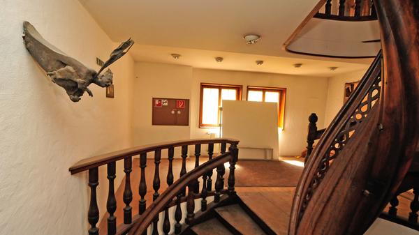 Die alte, hölzerne Wendeltreppe im Rückgebäude besteht derweil immer noch. Gewusst? Ihre Spindel ist aus einem einzigen Eichenstamm gefertigt.