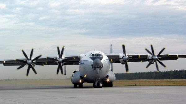 Die Antonow An-22 ist das größte in Serie gebaute Propeller-Flugzeug der Welt. Das Besondere an der Frachtmaschine sind die vier Propeller-Triebwerke, die jeweils mit zwei gegenläufigen Propellern ausgestattet sind.