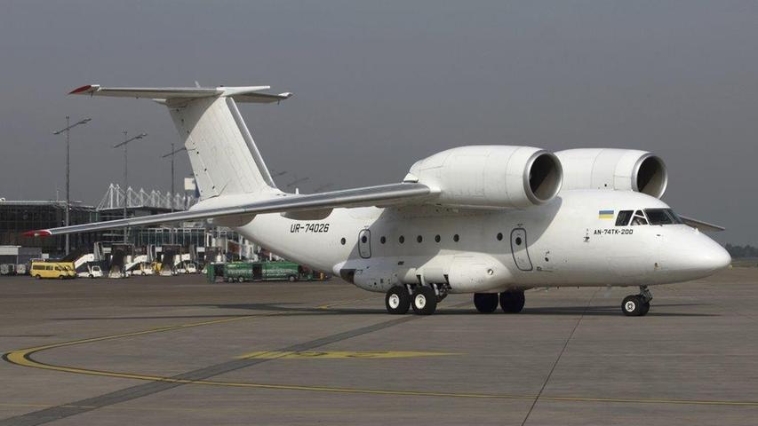Dank der Anbringung der Triebwerke über den Tragflächen kann diese Antonow 74 auch auf unbefestigten Landebahnen starten und landen.