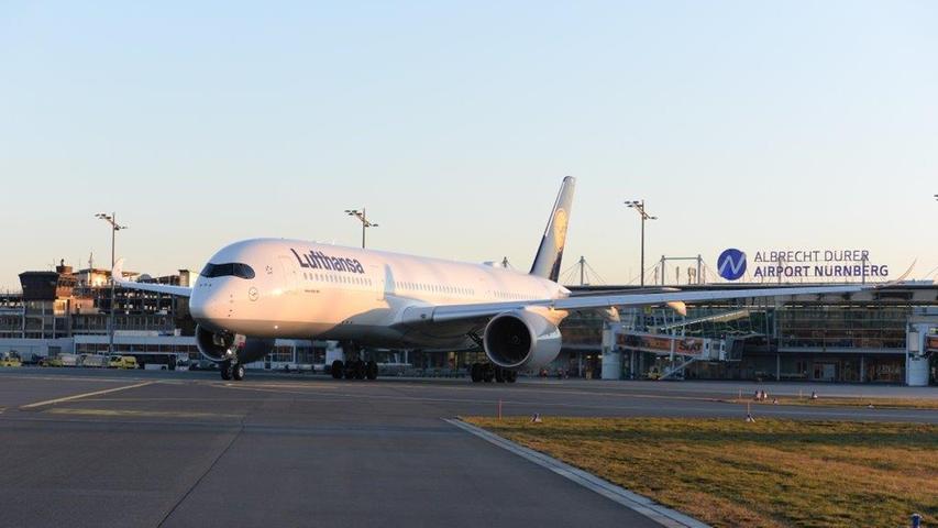 Der neue Airbus A350 der Lufthansa war Ende Dezember 2016 zu Besuch in Nürnberg. Für Trainingsflüge war die Maschine in ganz Deutschland unterwegs.