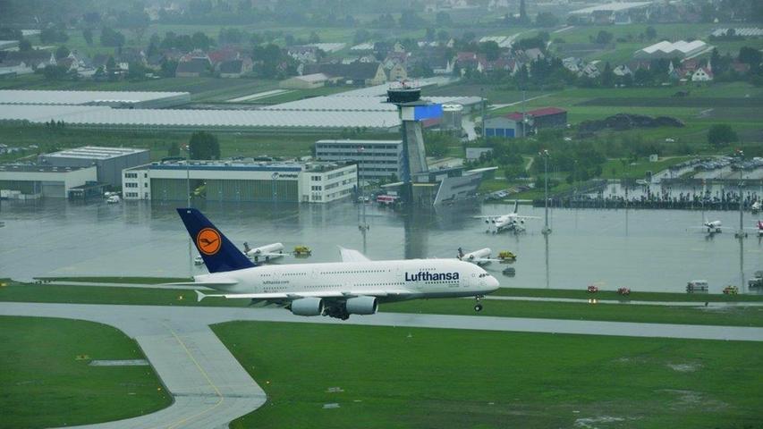 2010 war der Airbus A380 in Nürnberg zu Gast und drehte eine Runde über den Flughafen. Hier geht es zum Video über die Beinahe-Landung.