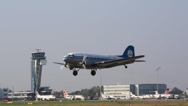 Die Douglas DC-3 ist ein zweimotoriges Kurz- und Mittelstrecken- Verkehrsflugzeug für maximal 32 Passagiere.