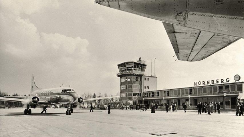 Als erstes Passagierflugzeug landete am Eröffnungstag des Nürnberger Flughafens, 6. April 1955, um 10.20 Uhr eine Convair 340 der Lufthansa mit Bundesverkehrsminister Hans-Christoph Seebohm in Nürnberg. Der Nürnberger Flughafen war der erste neuerrichtete Verkehrsflughafen Deutschlands seit 1937.