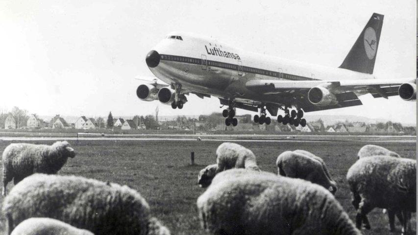 Mit der ersten Landung einer Boeing 747 der Lufthansa im Juli 1970 wurde auch den Nürnbergern die Zukunft der Luftfahrt vorgeführt. 365 Gäste waren zu Demonstrationsflügen eingeladen, weitere 20.000 Schaulustige ließen sich die Gelegenheit nicht entgehen, einen Blick über den Zaun auf die riesige Maschine zu werfen. Die Wiesen nördlich der Start- und Landebahn wurden in den 1970er Jahren von Schafen kurzgehalten.