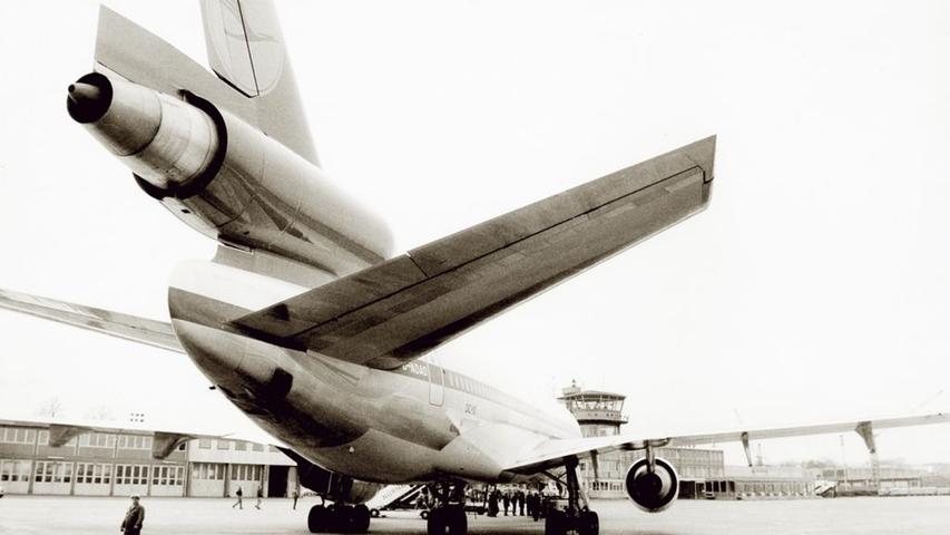 Am 10. Januar 1974 landete zum ersten Mal eine McDonnell Douglas DC-10 in Nürnberg. Wegen den besonders leisen Triebwerken galt das Flugzeug damals als 'flüsternder Riese'.