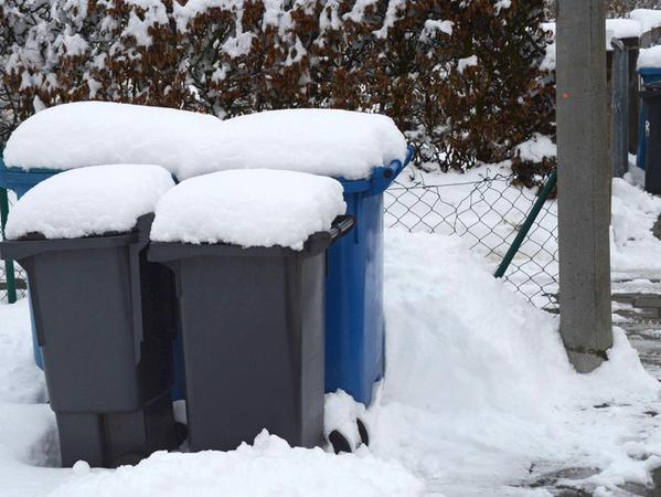 Die Müllabfuhr hat bei Minusgraden mit festgefrorenen Mülltonnen zu kämpfen.