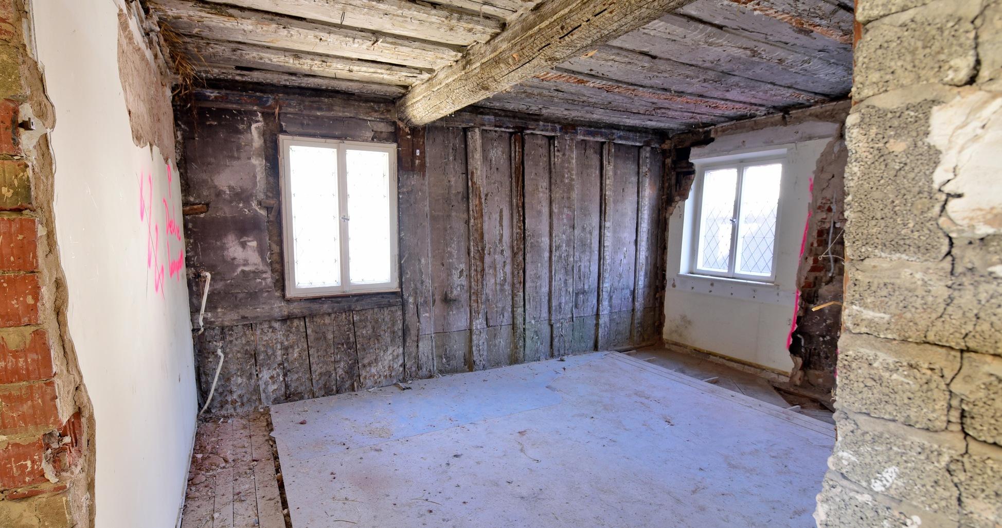 Wie üblich in so alten Gemäuern: Machst du irgendwo etwas auf, fällt dir gleich ein ganzes Geschichtsbuch entgegen. Im ersten Stock des Magistratsbaus wurde bei der Vorbereitung der Rathaus-Sanierung eine Bohlenstube entdeckt, also ein Raum mit Wandvertäfelung. Hier empfing offenbar der Bürgermeister seine offiziellen Gäste.