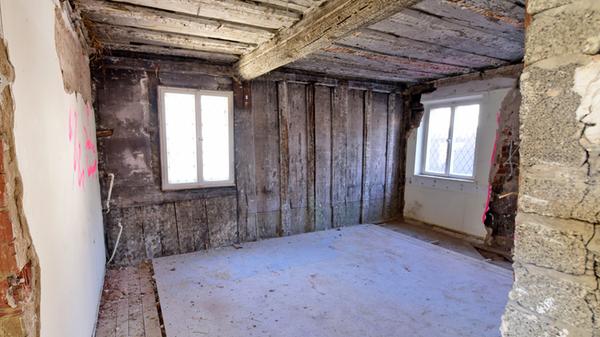 Wie üblich in so alten Gemäuern: Machst du irgendwo etwas auf, fällt dir gleich ein ganzes Geschichtsbuch entgegen. Im ersten Stock des Magistratsbaus wurde bei der Vorbereitung der Rathaus-Sanierung eine Bohlenstube entdeckt, also ein Raum mit Wandvertäfelung. Hier empfing offenbar der Bürgermeister seine offiziellen Gäste.