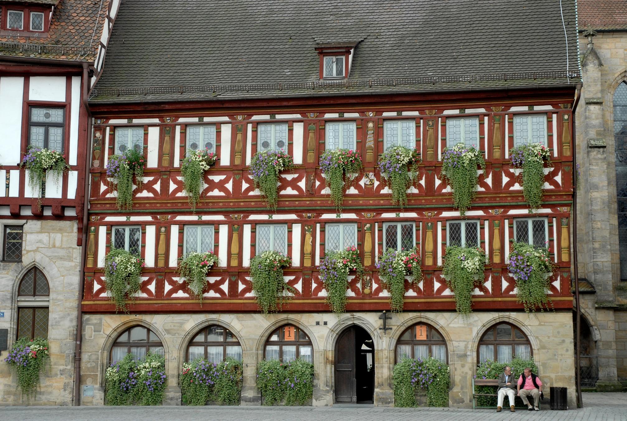Die großen Fenster im Erdgeschoss zeigen übrigens, dass diese Ebene des Gebäudes einmal eine Verkaufsfläche war, so Thomas Eißing vom Institut für Archäologie, Denkmalkunde und Kunstgeschichte in Bamberg. Die Forchheimer Bäcker und Metzger sollen dort ihre Waren verkauft haben.