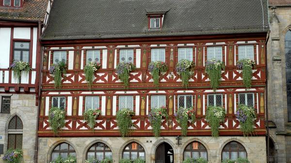 Die großen Fenster im Erdgeschoss zeigen übrigens, dass diese Ebene des Gebäudes einmal eine Verkaufsfläche war, so Thomas Eißing vom Institut für Archäologie, Denkmalkunde und Kunstgeschichte in Bamberg. Die Forchheimer Bäcker und Metzger sollen dort ihre Waren verkauft haben.