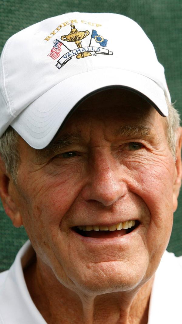 Bush verdankte die Wahl maßgeblich seinem einstigen Chef: Der Glanz von Ronald Reagan strahlte sogar auf seinen farblosen Vize ab. Denn der war kein charismatischer selfmade-man, sondern gehörte als Sohn einer traditionellen Politiker-/Unternehmer-Familie zur amerikanischen Aristokratie. Er war kein visionärer Macher und kein großer Redner, sondern ein abwägender Verhandler, der für die radikale antikommunistische Ideologie Reagans nie viel übrig hatte. Als Bush schließlich selbst Präsident wurde, brachte er als Ex-Unternehmer, Ex-UN-Botschafter und Ex-CIA-Direktor so viel außenpolitischen Sachverstand mit, wie nur wenige seiner Vorgänger. Prinzipientreue war für Bush eher ein Hindernis, weshalb der sonst auf Kompromiss und Diplomatie bedachte Realpolitiker auch nicht davor zurückschreckte, im Wahlkampf 1988 mit ultranationalistischen Slogans und schmutzigen Wahlwerbespots gegen seinen handzahmen demokratischen Gegenkandidaten (Michael Dukakis) zu schießen. Aber einmal im Oval Office angekommen, galt es, auf ein weltgeschichtliches Großereignis nach dem anderen zu reagieren: Revolutionen, Mauerfall, Ende des Kalten Krieges, Zusammenbruch der Sowjetunion, das vermeintliche "Ende der Geschichte" - und die USA als letzte verbliebene Supermacht außer Konkurrenz. Die neue Situation zu stemmen, erwies sich für Bush als ein Leichtes, war er doch ein gewiefter Verwalter. Aber um diese "neue Weltordnung" mit Leben und Sinn zu füllen, verlangte es nach mehr. Es dürstete die Menschen, insbesondere in Europa, nach Visionen - nach einem Zukunftsgestalter. Und der war Bush sicher nicht. Als außenpolitischer Erfolg wurde zwar der US-geführte UN-Militäreinsatz gegen den Irak im Zweiten Golfkrieg gewertet, doch darauf kam es im Inland nicht an: Steigende Arbeitslosigkeit und ein astronomisches großes Haushaltsdefizit (Reagans Erbe) wusste Bush nicht wirksam zu bekämpfen. Und als er dann auch noch sein größtes Wahlkampfversprechen ("Lest es von meinen Lippen: Keine neuen Steuern!") brach, war die Ära Bush auch schon wieder vorüber. Vorläufig.