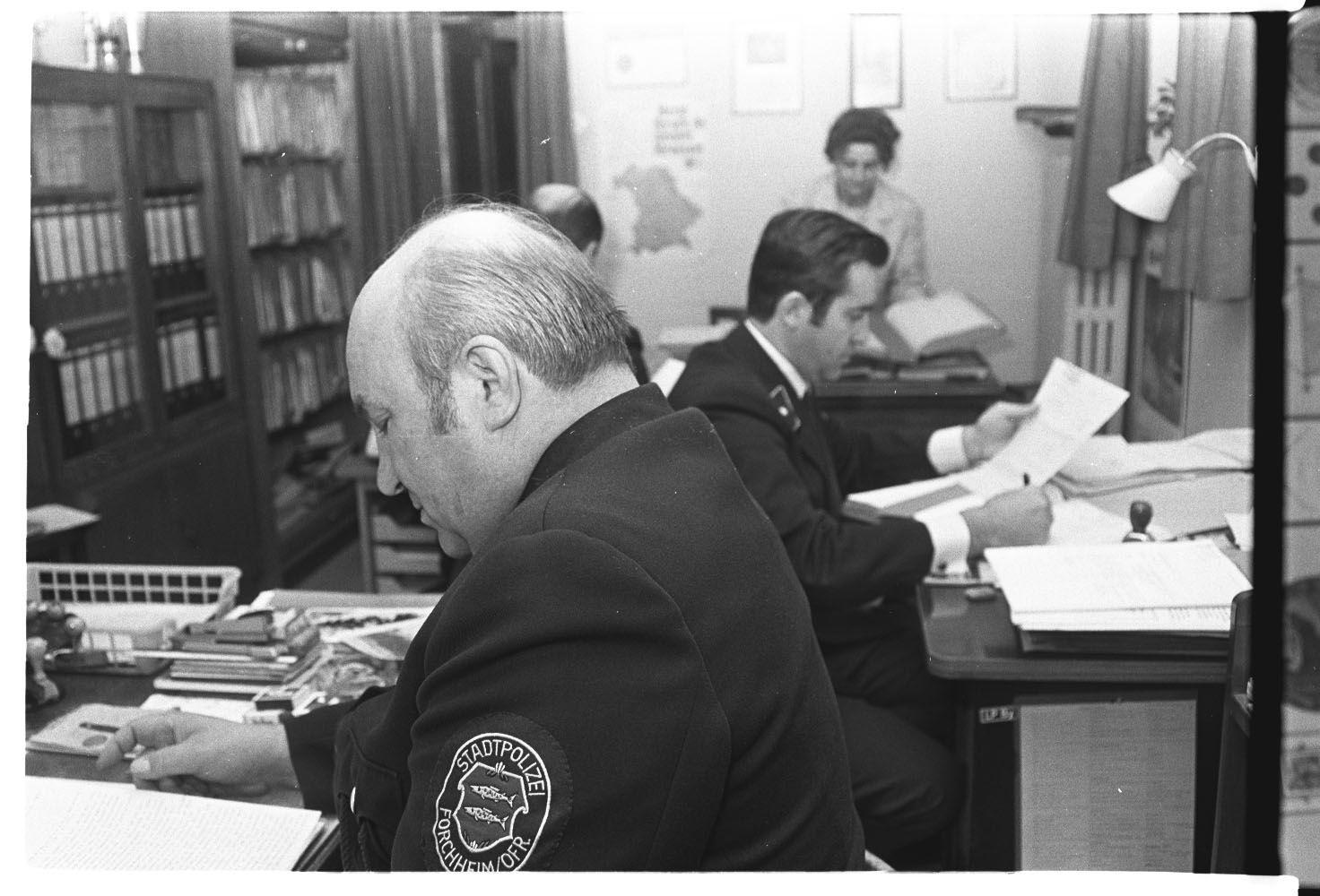 Eine Zeit lang wurden aber auch weniger vornehme Menschen ins Rathaus geladen und zwar als dort die Forchheimer Stadtpolizei residierte - und das ziemlich beengt. Später zogen die Herren mit dem stolzen Stadtwappen an der Uniform in die Kaiserpfalz um. 1972 wurde die Stadtpolizei dann aufgelöst und in die damals Landpolizei genannte Einheit integriert.