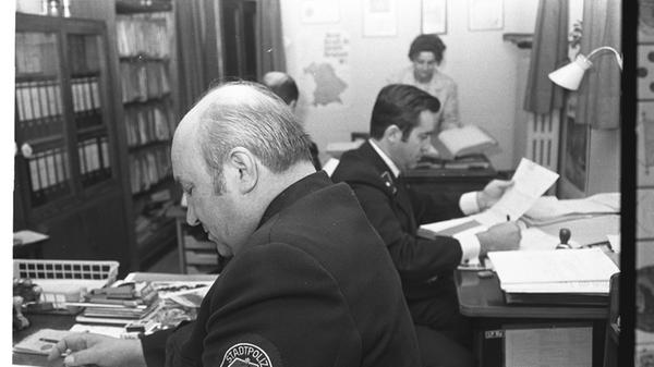 Eine Zeit lang wurden aber auch weniger vornehme Menschen ins Rathaus geladen und zwar als dort die Forchheimer Stadtpolizei residierte - und das ziemlich beengt. Später zogen die Herren mit dem stolzen Stadtwappen an der Uniform in die Kaiserpfalz um. 1972 wurde die Stadtpolizei dann aufgelöst und in die damals Landpolizei genannte Einheit integriert.