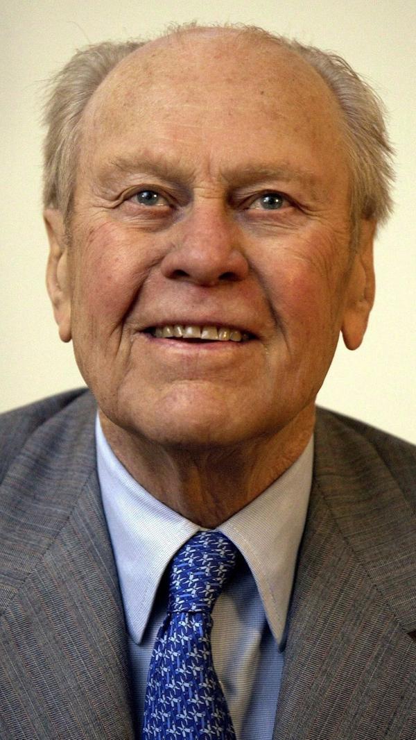 Wer Nixon nachfolgen sollte? Eine heikle Frage, denn sein Vize-Präsident Spiro Agnew war 1973 schon zurückgetreten. Wegen einer Korruptions-Affäre. Also nominierte Nixon damals seinen Parteigenossen und Fraktionsvorsitzenden der Republikaner Gerald Ford. So hatte dieser, als er nach Nixons Rücktritt ins Amt kam, keinerlei Legitimation vom Volk. Mit diesem Makel und der Entscheidung, seinem verhassten Vorgänger eine Blanko-Begnadigung auszusprechen, blieb Ford ein Platzhalter im Weißen Haus. Innenpolitisch kämpfte er glücklos gegen die Inflation an, außenpolitisch sorgte er zumindest für den kompletten Rückzug aller US-Soldaten aus Vietnam - wobei es sich mehr um eine Flucht und damit eine große Schmach handelte. Das Ansehen, das die USA (und das Präsidentenamt als solches) wegen Vietnam und Watergate verloren hatten, konnte der konturlose Ford nicht wiederherstellen. Er selbst wusste es am besten: "Ich bin nur ein Ford, kein Lincoln", meinte er in Anspielung auf uramerikanische Automarken und einen der größten Präsidenten überhaupt. Seine Wiederwahl 1976 scheiterte - jedoch verlor er erstaunlicherweise nur knapp gegen den Demokraten Jimmy Carter.