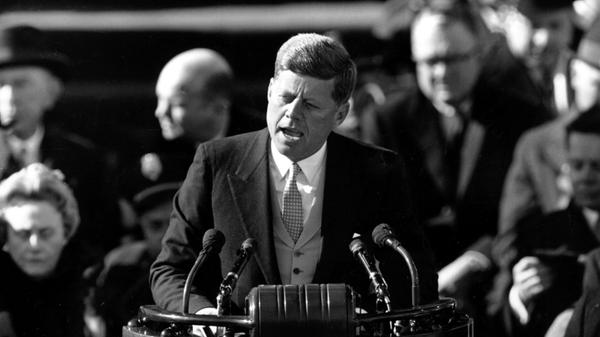Warum ist Kennedy der Superstar unter den Präsidenten der USA? Warum gibt es keinen anderen unter seinen bislang 43 Kollegen, um den sich so viele Mythen und Legenden ranken? Es liegt an seinem Tod, dem ersten medialen Tod in der US-Geschichte. Das Attentat auf "JFK" hat sich ins kollektive Gedächtnis der Menschheit eingebrannt, weil es (bewegte) Bilder davon gibt. Seine politischen Errungenschaften, sein Charisma, seine vermeintliche Jugendlichkeit, seine rhetorische Meisterschaft, sein Glamour - all das rückt noch viel heller in den Vordergrund, sobald jener kurze 8-mm-Farbfilm läuft, gedreht in Dallas, Texas, am 22. November 1963. Dass der Demokrat Kennedy, Spitzname "Jack", durch und durch ein Kalter Krieger war? Geschenkt. Dass es nicht er, sondern hauptsächlich Kreml-Chef Chruschtschow war, der für den friedlichen Ausgang der Kuba-Krise 1962 sorgte? Geschönt. Dass er die amerikanische Militärpräsenz in Vietnam intensiv ausbaute? Geheim. Und, dass er zwar mit 44 Jahren vergleichsweise jung war, als er 1961 sein Amt antrat, aber unter unzähligen Altherren-Gebrechen litt? Getürkt. Kennedy betrachtete sich und sein Kabinett als absolute Elite des Landes, als die "Besten und Schlausten", die je Amerikas Geschicke lenken durften. Alles, was nicht in diese Legende passte (inklusive peinlicher Frauengeschichten), wurde unterdrückt. Und bis heute existiert nur ein verklärender, romantisierender Blick auf den 35. Präsidenten der Vereinigten Staaten. Ja, er war ein Reformer, ein Progressiver, ein Visionär, ein Berliner. Aber halt immer nur so weit, wie es sein knallhartes politisches Kalkül zuließ. Was gewesen wäre, wenn diese eine Kugel, die ihm den Schädel zerfetzte, nicht getroffen hätte - ob man dann einen nüchternen Blick auf seine Präsidentschaft werfen würde? Ob es den Vietnamkrieg dann nicht gegeben hätte? Ob er gar den Ost-West-Konflikt beendet hätte? Diese Fragen bleiben, wie seine Ermordung, unbeantwortet - und voller Ungereimtheiten.