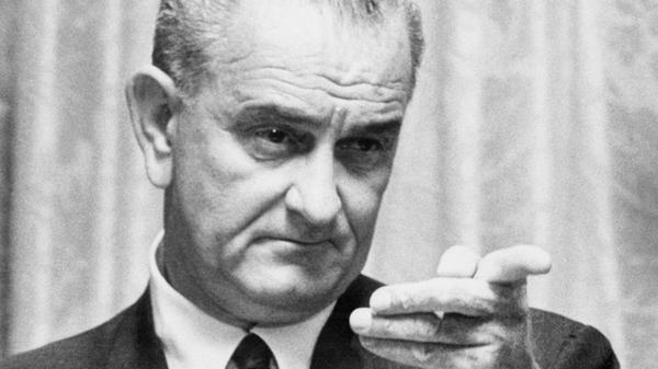 Selbst Nixon ist beliebter. Das zeigen bis heute Umfragen in den USA. Der Name Lyndon B. Johnson fällt immer in einem Atemzug mit dem (bis zum 11. September 2001) wohl größten Trauma der Vereingten Staaten: Vietnam. Der 36. Präsident galt und gilt als machtbesessener, manipulativer Kriegstreiber, ein Texaner, der für all das steht, was die Studentenbewegungen Ende der 1960er ablehnten: Krieg statt Frieden, Reaktionismus statt Flower-Power. Doch ähnlich wie bei seinem Vorgänger, dessen Amt er als Vize nach dem Attentat von Dallas übernahm, ist das öffentliche Bild Johnsons geprägt von Halbwahrheiten, Polemik und Legende. Eigentlich ist seine Geschichte eine Tragödie. Angetreten, um aus den USA eine "Great Society" zu machen, in der jeder Mensch gleich behandelt wird, wollte Johnson Kennedys innenpolitische Reformen fortführen. Und diesbezüglich schaffte er Gewaltiges: Mit dem Civil Rights Act brachte er das bundesweite Wahlrecht für Afro-Amerikaner durch den Kongress und stellte nebenbei auch Mann und Frau gesetzlich gleich. Johnson war ein genialer Politiker, wenn es darum ging, Mehrheiten im Parlament zu gewinnen. Es gelang ihm eine Flut von Gesetzen, die den schwachen Sozialstaat stärkten und soziale Gerechtigkeit beförderten, enegerisch durch den Kongress zu boxen. Außenpolitisch setzte er auf Entspannung sowie auf die Begrenzung und Kontrolle von Atomwaffen. Diese Kontrolle verlor er aber alsbald über das Militär - hinsichtlich des von ihm verhassten Militär-Engagements in Südostasien: Er ließ den Vietnamkrieg immer weiter eskalieren, auf mangelnde Erfolge reagierte er ratlos mit massiven Bombenteppichen, ließ die Militärs gewähren. Die Soldaten auf beiden Seiten brutalisierten sich, die Medien berichteten schonungslos über bestialische Akte gegen Zivilisten und vermeintliche Vietcong. Man müsse eben das "Dorf niederbrennen, um es zu retten", lautete der Wahlspruch eines US-Kommandaten. Johnson versank im "Sumpf von Vietnam", der Krieg ruinierte seinen Ruf. Völlig desillusioniert und vom eigenen Volk verachtet, verzichtete er 1968 auf eine erneute Kandidatur. Zusammen mit seiner Frau Ladybird verbrachte er seinen Lebensabend auf seiner Ranch in Texas. Im Januar 1973 unterzeichneten Diplomaten den Pariser Vetrag, der die direkte Verwicklung der USA in den Vietnam-Konflikt beendete. Wenige Tage zuvor war Johnson gestorben.