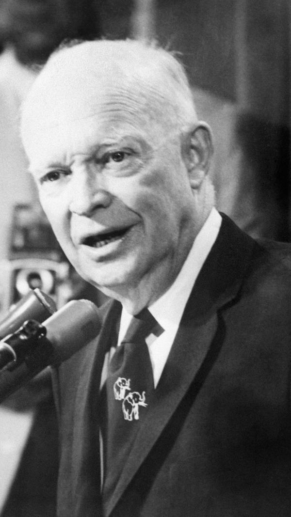 Amerikaner wählen nach vier beziehungsweise acht Jahren gerne Gegensätzliches. Oder zumindest das, was sie dafür halten. Dementsprechend durfte nach dem ungeliebt-unscheinbaren Truman der Kriegsheld Dwight D. Eisenhower, genannt "Ike", ran. Reputation hatte er als ehemaliger Oberbefehlshaber der alliiertern Truppen in Europa und erster Nato-Chef genug, mit entsprechend harter Hand sollte er die globale Herausforderung gegen die UdSSR, nunmehr auch Atommacht, annehmen. Der Republikaner erwies sich jedoch nicht als Hardliner. Seine Strategie der "Massiven Vergeltung" machte aus Nuklearwaffen fortan ein ausschließlich politisches Instrument: Allein die Drohung, auf Aggression mit einem massiven Atomschlag zu antworten, sollte genügen, um den Frieden zu wahren. Der tatsächliche militärische Einsatz von Kernwaffen blieb dabei eine Horror-Hypothese vom Ende der Menschheit. Gleichzeitig suchte Eisenhower auf diplomatischem Weg eine Annäherung zum Kreml und setzte in der internationalen Politik auf Entspannung. Im Inneren gelang es ihm, der verleumderischen Kommunistenjagd von Senator Joseph McCarthy schrittweise Einhalt zu gebieten. Doch die brodelnden Rassenkonflikte, vor allem im Süden der USA, vermochte er nicht zu lösen. Dennoch war er mit dem simplen Motto "I Like Ike" bei den Wahlen erfolgreich. In seiner Abschiedsrede 1961, nach zwei Amtszeiten als ungebrochen populärer Staatschef, warnte er die Bevölkerung vor der aufkommenden Gefahr des "militärisch-industriellen Komplexes" - also der unheilvollen Allianz zwischen Politik, Militär und Rüstungsindustrie. Eisenhower nahm damit eine Entwicklung in der US-Außenpolitik vorweg, die bis heute scharf in der Kritik steht: Krieg als profitables Geschäftsmodell.