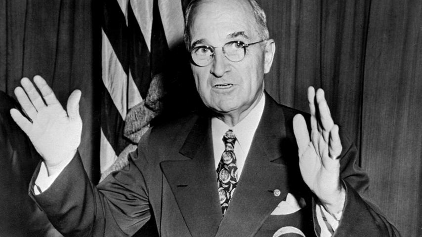 Das "S" ist keine Abkürzung. Trumans Eltern konnten sich einfach nicht einigen, ob Klein-Harry nun Shipp oder Solomon als zweiten Vornamen bekommen sollte. Also beließen sie es einfach bei "S". Weil das recht eigentümlich war, setzte sich Truman später selbst einen Punkt dahinter. Eigentümlich ist es auch, dass Harry S. Truman überhaupt Präsident wurde. Und, dass ein in größeren Geschäften mäßig erfolgreicher Farmer aus dem ländlichen Missouri dereinst die Macht über die schrecklichste Waffe der Menschheitsgeschichte haben würde. Auf Trumans Befehl hin löschten zwei Atombomben binnen Sekunden mehr als 100.000 Leben aus. Japan kapitulierte, der Zweite Weltkrieg war zu Ende. Da war der einstige Vize von Roosevelt erst wenige Monate im Amt. Mit dessen Tod übernahm Truman wahrlich gewaltige Aufgaben - galt es doch nicht nur, den größten und grausamsten aller Kriege zu beenden, sondern vielmehr eine tief erschütterte Welt neu zu ordnen. Dabei musste selbige sich auf einen neuen, Kalten Krieg gegen die Sowjetunion einstellen, der 1950 in Korea erstmals heiß wurde. Der (wirtschaftliche) Wiederaufbau Europas mit Hilfe des Marshall-Plans geriet zur Erfolgsgeschichte Trumans. Innenpolitisch stieß er einige große Reformen an, darunter auch solche, die zur Gleichstellung der Afro-Amerikaner beitrugen. Oft scheitert er mit seinen Plänen aber im beziehungsweise am Kongress. Der fanatischen Hexenjagd auf vermeintliche inländische Kommunisten unter Senator Joe McCarthy schaute ein müder Truman dann nur noch zu - und trat 1952 nicht wieder zur Wahl an (was möglich gewesen wäre, da er erst sechs Jahre im Amt war). Obwohl Truman Großes leistete, ist aus ihm kein großer Präsident geworden, weil er - trotz hehrer Bemühungen - nie einen großen Präsidenten ausstrahlte: Er war ein jämmerlicher Redner, der seine Visionen einfach nicht gut verkaufen konnte. Zeitlebens und bis in die jüngere Vergangenheit blieb er unbeliebt. Eben ein eigentümlicher Farmer aus Kansas City.