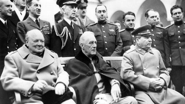 Er war der richtige Mann zur richtigen Zeit: Unter Historikern und Politikwissenschaftlern gilt "FDR" als der bedeutendste amerikanische Präsident des 20. Jahrhunderts. Obwohl seine Regierung beinahe diktatorische Ausmaße annahm (sage und schreibe vier Amtszeiten) und der Demokrat mit dem "New Deal" radikale innenpolitische Reformen auf den Weg brachte, die man mitunter sozialistisch nennen könnte, wird Roosevelt bis heute als einer der größten US-Politiker, wenn nicht der größte, verehrt. Was mit dem Eintritt Amerikas in den Zweiten Weltkrieg im Dezember 1941 anlief, hatte die Welt ja auch wirklich noch nie gesehen: die größte Militärmaschinerie der Geschichte mit schier endlosen Produktionskapazitäten startete ihre Detroit-Motoren. Ein amerikanischer Krieg. Die faschistischen Diktaturen in Europa und Japan brachen unter diesem Gewicht komplett zusammen. Auf der Konferenz von Jalta (siehe Bild) Anfang Februar 1945 war der seit seinen Vierzigern gelähmte, an den Rollstuhl gefesselte FDR (Mitte) zwar der nunmehr mächtigste Mensch der Welt, aber schon vom Tod gezeichnet. Sein nahendes Ende vor Augen, verhandelte er mit Stalin (rechts) und Chruchill (links) die Nachkriegsordnung - kettenrauchend und nur noch vom eigenen Willen aufrecht gehalten, weiter zu gestalten. Wenige Wochen später starb Roosevelt, der unerschütterliche Optimist, mit 63 Jahren an einer Hirnblutung. Da befand er sich in seiner vierten Amtszeit - ein Umstand, der erst 1951 gesetzlich geregelt wurde: Von da an galt für US-Präsidenten die Beschränkung auf zwei Amtszeiten.