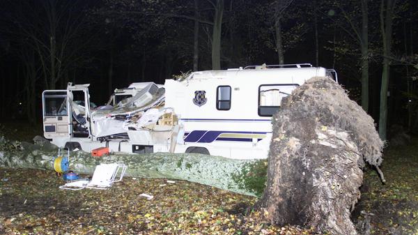 Orkantief Jeanett war der stärkste Sturm seit Orkan Lothar am 2. Weihnachtsfeiertag 1999. In ganz Deutschland kam es zu schweren Schäden. Bäume stürzten um, Strommasten knickten um, Dächer wurden beschädigt und es gab erhebliche Verkehrsbehinderungen. Elf Todesopfer forderte das Orkantief im Oktober 2002. Auch in der Frankenmetropole hinterließ Jeanett ihre Spuren.