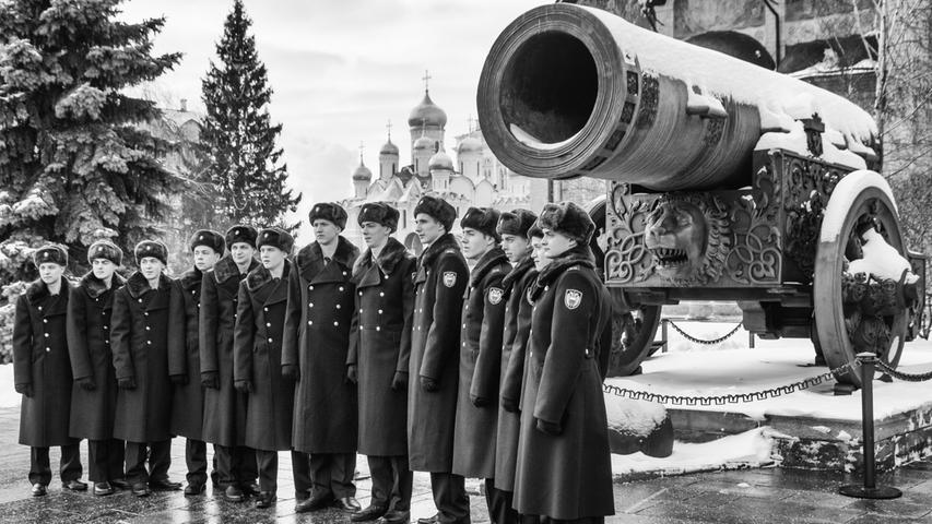 Immer gegenwärtig: Russische Soldaten vor der größten Kanone der Welt auf dem Kreml.