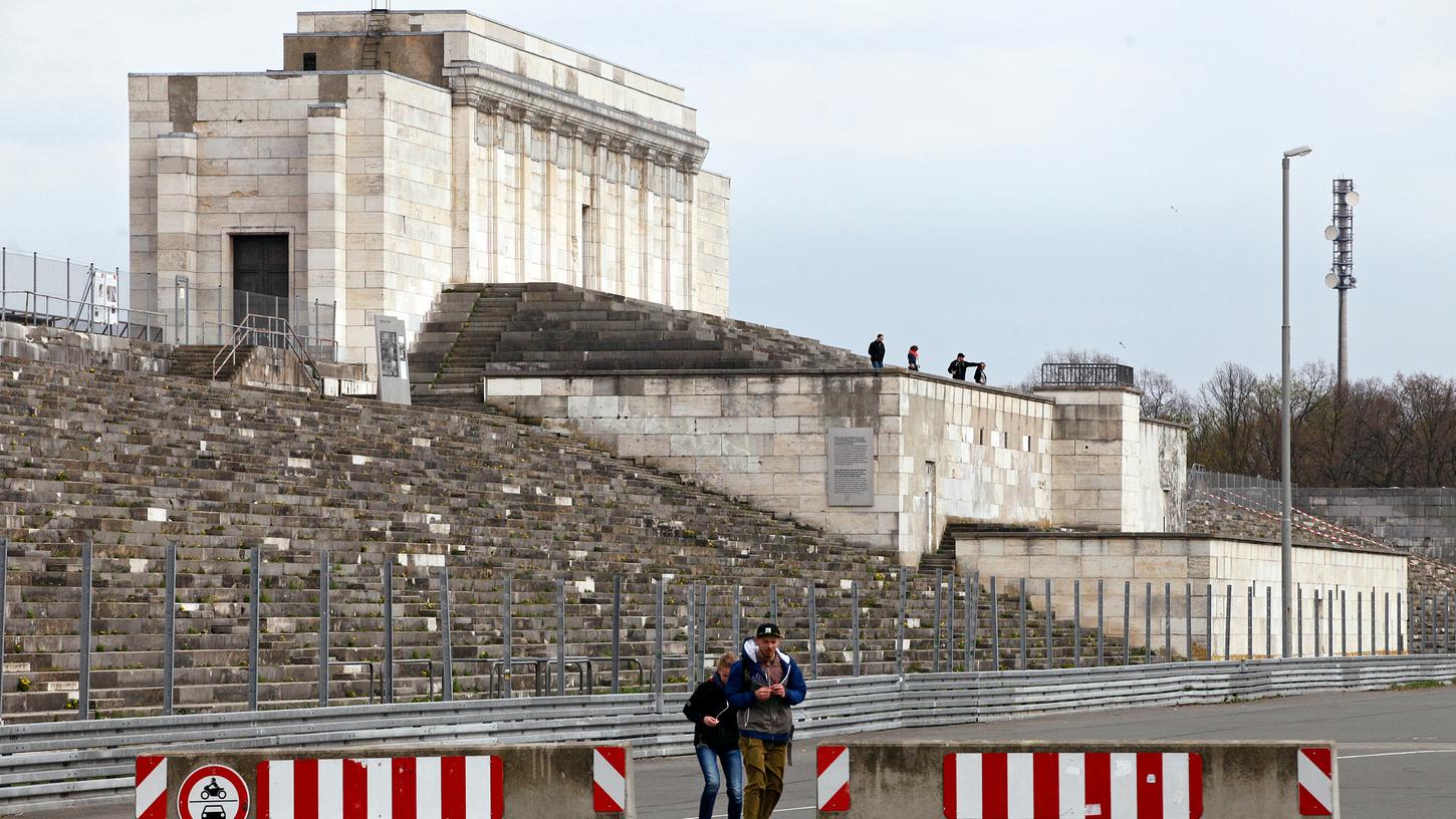 Die meisten Besucher erkunden das Nürnberger Zeppelinfeld auf eigene Faust. Die meisten Besucher erkunden das Nürnberger Zeppelinfeld auf eigene Faust.