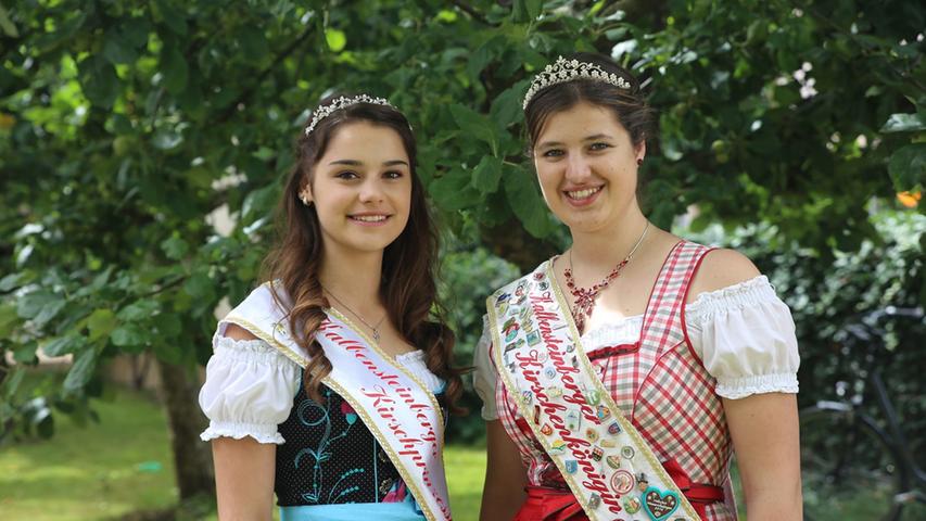 Die 20 Jahre alte Industriekauffrau Christina Barthel (rechts) ist Kalbensteinberger Kirschkönigin. Ihr zur Seite als Kirschprinzessin steht die 16-jährige Realschülerin Julia Müller.