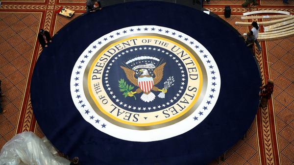 Die Außenpolitik der Vereinigten Staaten bleib rund 130 Jahre lang im Wesentlichen auf den eigenen Kontinent beschränkt. Ungewöhnliche Gestalten bewohnten in dieser Zeit das Weiße Haus: Martin Van Buren war von 1837 - 1841 der erste Präsident, der als US-amerikanischer Staatsbürger geboren wurde, seine Muttersprache war allerdings Niederländisch. Sein Nachfolger William H. Harrison sprach zwar Englisch, doch offenbar zu gern: Seine Antrittsrede dauerte satte zwei Stunden (bisher die längste). Er hielt sie bei Wind und Regen auf den Stufen des Kapitols - woraufhin er sich eine Lungenentzündung holte, an der er nach einem Monat Präsidentschaft (bisher die kürzeste) starb. Ulysses S. Grant wurde 1869 vor allem zum 18. Präsidenten gewählt, weil er als Oberbefehlshaber der Nordstaaten als (Bürger-)Kriegsheld galt. Dass er auch schwerer Alkoholiker war, störte die wenigsten. Der Aufstieg zur globalen politischen Supermacht begann für die USA mit Präsident Woodrow Wilsons Eintritt in den Ersten Weltkrieg im April 1917. Es sollte jedoch noch 23 Jahre dauern bis die Vereinigten Staaten die Rolle des Weltpolizisten auch wirklich annahmen.