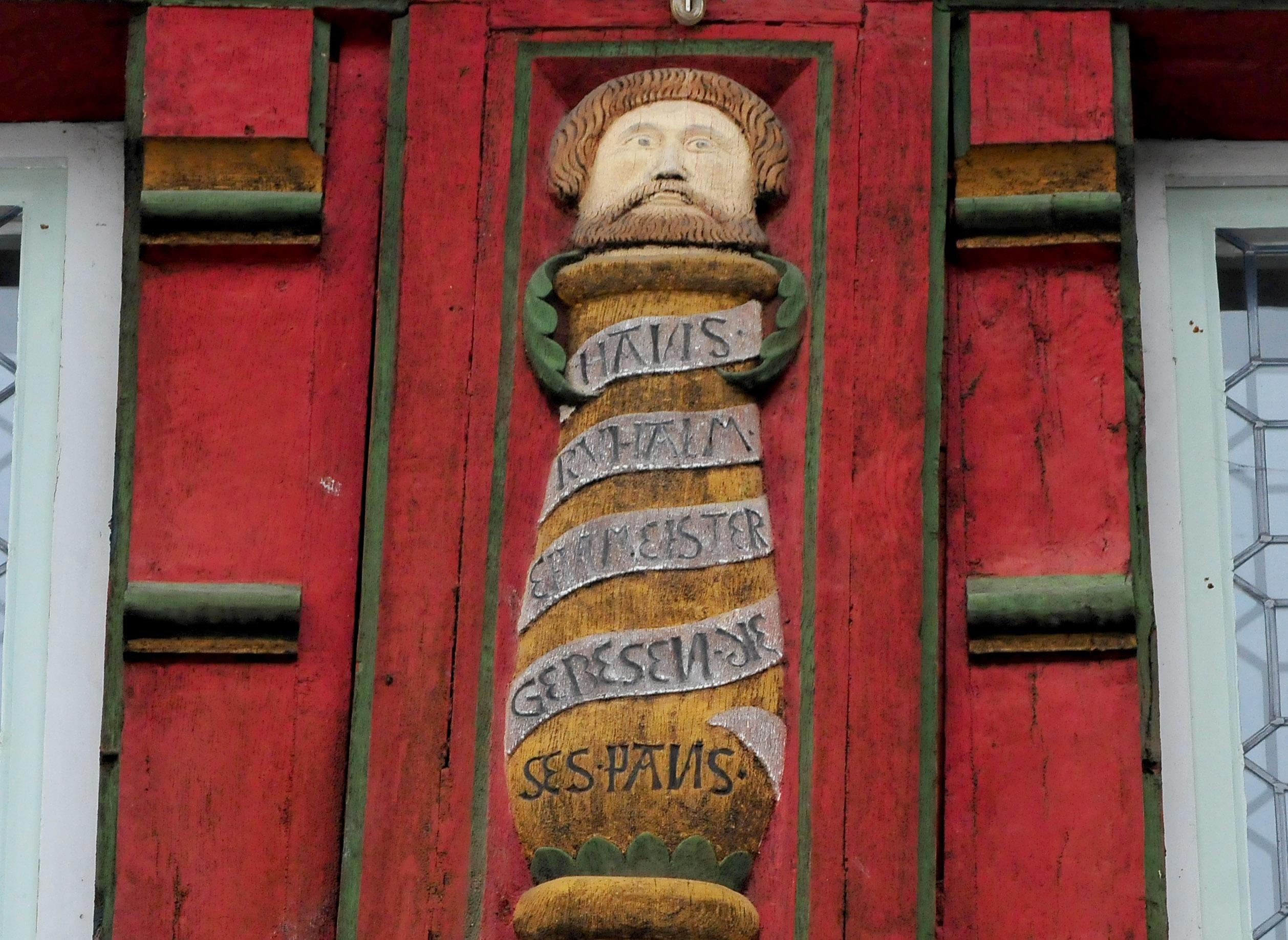 1535 plante Hans Ruhalm im Auftrag der Stadt den Magistratsbau. Auf dem Fachwerk hat er sich verewigen lassen: „Hans Ruhalm ein Meister gebesen dieses Paus.“ Aber wo sind die Rechnungen für Handwerker, Baumeister und Co.? Sie sind ebenso verschwunden wie sämtliche anderen schriftlichen Aufzeichnungen zu diesem Projekt. Der Forchheimer Restaurator Peter Turek brachte es im Rahmen der Schadenskartierung des Prachtbaus ans Licht: Die Fassade des Magistratsbaus sah ursprünglich ganz anders aus: sie war im klassischen Renaissance-Stil gebaut, mit größeren, dreigeteilten Fenstern. Vergleichbare Renaissance-Fassaden wie die Ruhalms seien in Franken ganz selten zu finden, höchstens Straßburg und Lübeck können als Referenzobjekte dienen.