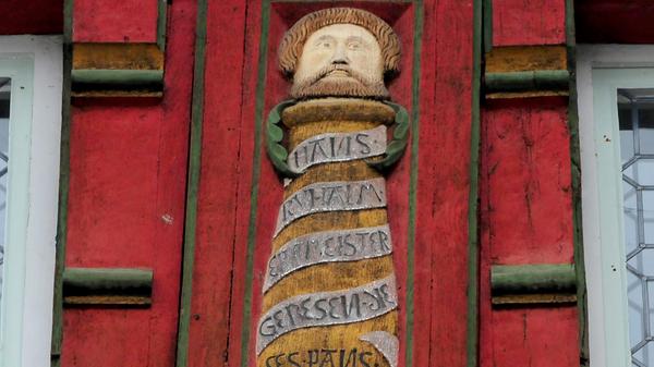 1535 plante Hans Ruhalm im Auftrag der Stadt den Magistratsbau. Auf dem Fachwerk hat er sich verewigen lassen: „Hans Ruhalm ein Meister gebesen dieses Paus.“ Aber wo sind die Rechnungen für Handwerker, Baumeister und Co.? Sie sind ebenso verschwunden wie sämtliche anderen schriftlichen Aufzeichnungen zu diesem Projekt. Der Forchheimer Restaurator Peter Turek brachte es im Rahmen der Schadenskartierung des Prachtbaus ans Licht: Die Fassade des Magistratsbaus sah ursprünglich ganz anders aus: sie war im klassischen Renaissance-Stil gebaut, mit größeren, dreigeteilten Fenstern. Vergleichbare Renaissance-Fassaden wie die Ruhalms seien in Franken ganz selten zu finden, höchstens Straßburg und Lübeck können als Referenzobjekte dienen.