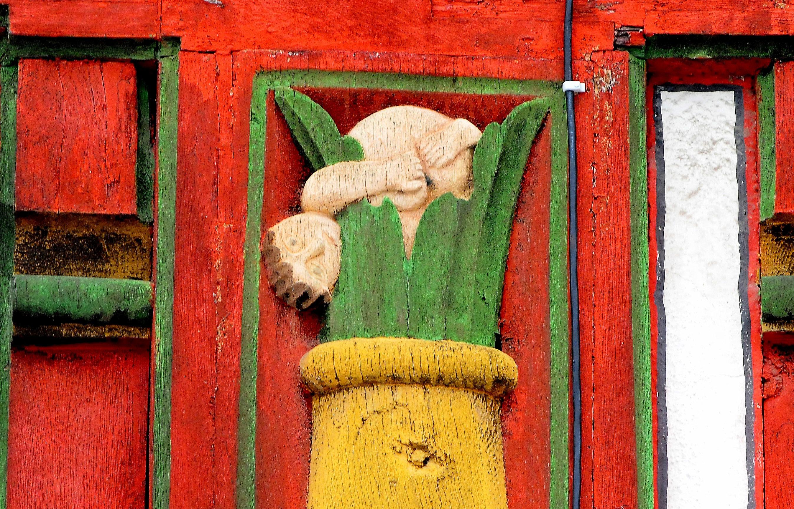 Sich den Magistratbau einmal genauer anzusehen, lohnt sich: Hier wird der Forchheimer dem Spitznamen des "Mauerscheißers" gerecht. Ein kleines Männchen, von Ruhalm ins Gebälk geschnitzt, praktiziert die eigenwillige Abwehr möglicher Angreifer in Perfektion: Es streckt ihnen sein entblößtes Hinterteil entgegen.