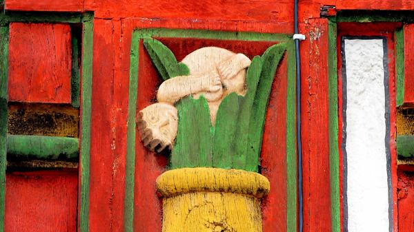 Sich den Magistratbau einmal genauer anzusehen, lohnt sich: Hier wird der Forchheimer dem Spitznamen des "Mauerscheißers" gerecht. Ein kleines Männchen, von Ruhalm ins Gebälk geschnitzt, praktiziert die eigenwillige Abwehr möglicher Angreifer in Perfektion: Es streckt ihnen sein entblößtes Hinterteil entgegen.