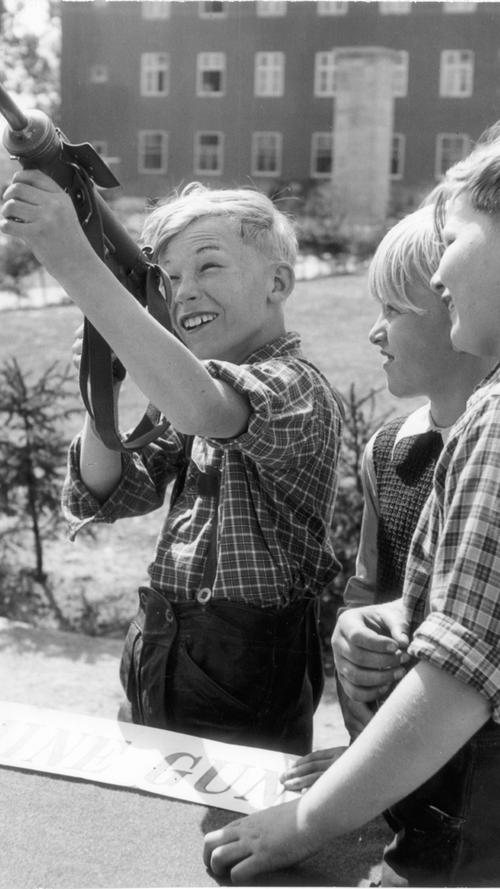 Bilder aus längst vergangenen Zeiten: Dieses Foto wurde am 18. Mai 1953 in den Nürnberger Nachrichten veröffentlicht. Es zeigt einen Jungen, der am "Tag der US-Armee" in Erlangen eine Maschinenpistole anfassen darf.