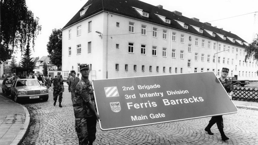 Ein Bild mit Symbolcharakter: US-Soldaten tragen das demontierte Schild des Haupteingangs zu den Ferris Barracks weg. Das Ende einer Ära.