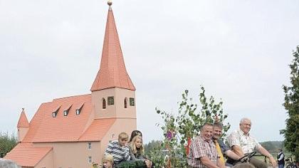 Besonderer Blickfang des Vacher Kirchweihzuges gestern Nachmittag war das maßstabsgetreue Kirchenmodell. Besonderer Blickfang des Vacher Kirchweihzuges gestern Nachmittag war das maßstabsgetreue Kirchenmodell.