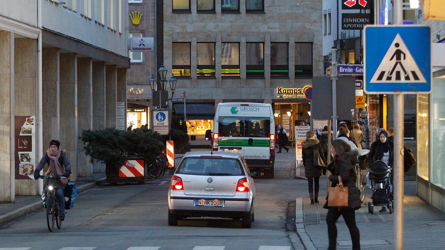 Der Abschnitt der Färberstraße zwischen Brunnengasse und Josephsplatz ist nicht so einfach als Fußgängerzone erkennbar. Folglich fahren Radler wie Autos oft tagsüber durch. Auch das Verkehrsplanungsamt sieht hier — wie die SPD-Fraktion — Handlungsbedarf. Der Abschnitt der Färberstraße zwischen Brunnengasse und Josephsplatz ist nicht so einfach als Fußgängerzone erkennbar. Folglich fahren Radler wie Autos oft tagsüber durch. Auch das Verkehrsplanungsamt sieht hier — wie die SPD-Fraktion — Handlungsbedarf.
