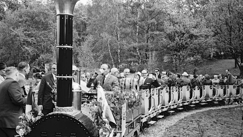 Der "Adler" war die erste deutsche Eisenbahn, 1835 fuhr die Dampflok das erste Mal auf der Strecke zwischen Nürnberg und Fürth. Die Kleinbahn, die seit 1964 vorbei an den Gehegen durch den Nürnberger Tiergarten rollt, ist dem Adler nachempfunden - zwar nur halb so groß wie das Original, aber maßstabsgetreu.